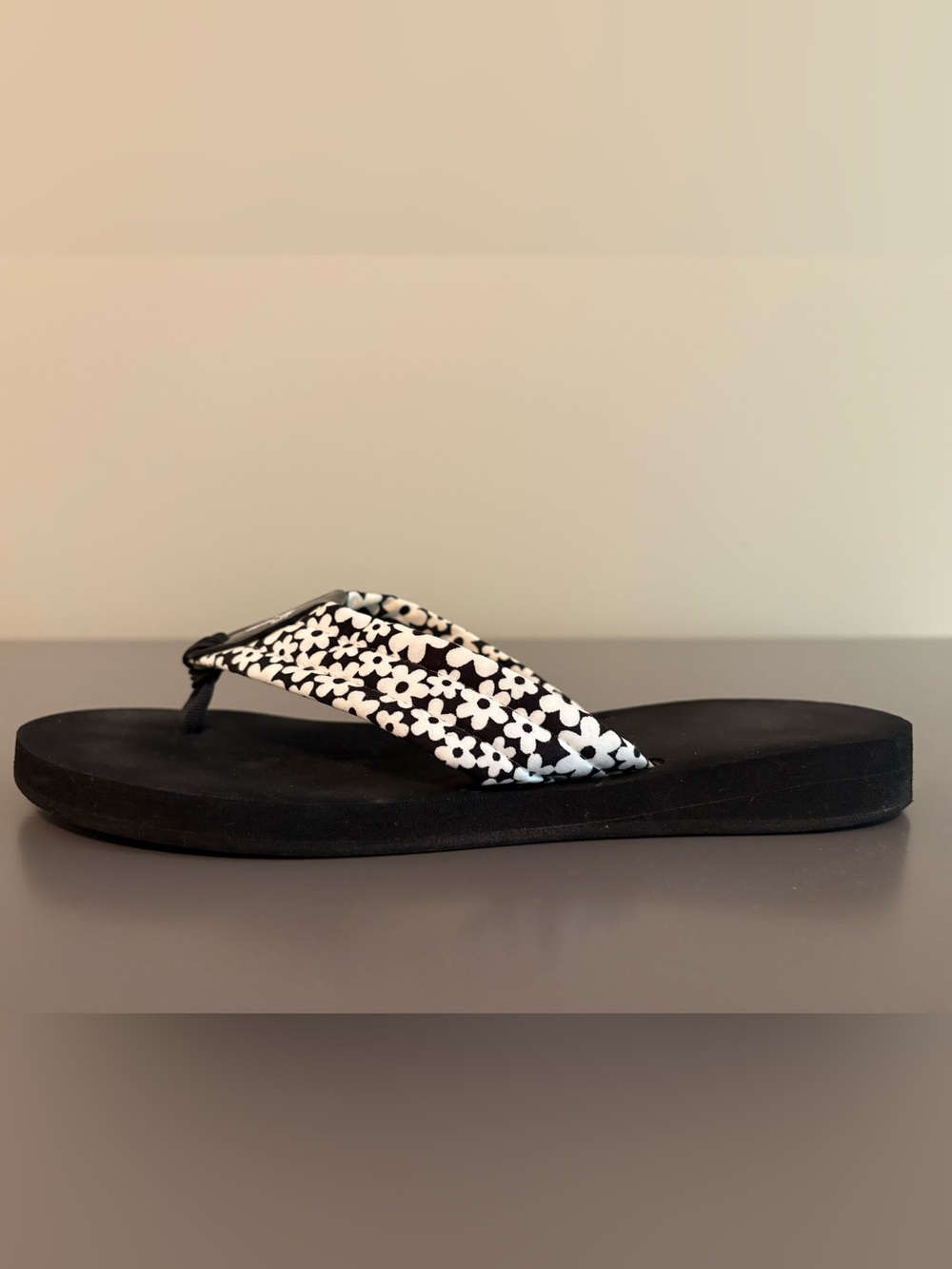 EUC, ELIZA B Black & Whit Floral Quilted Flip Flop Sandals, Fits Size 9 - Picture 5 of 9